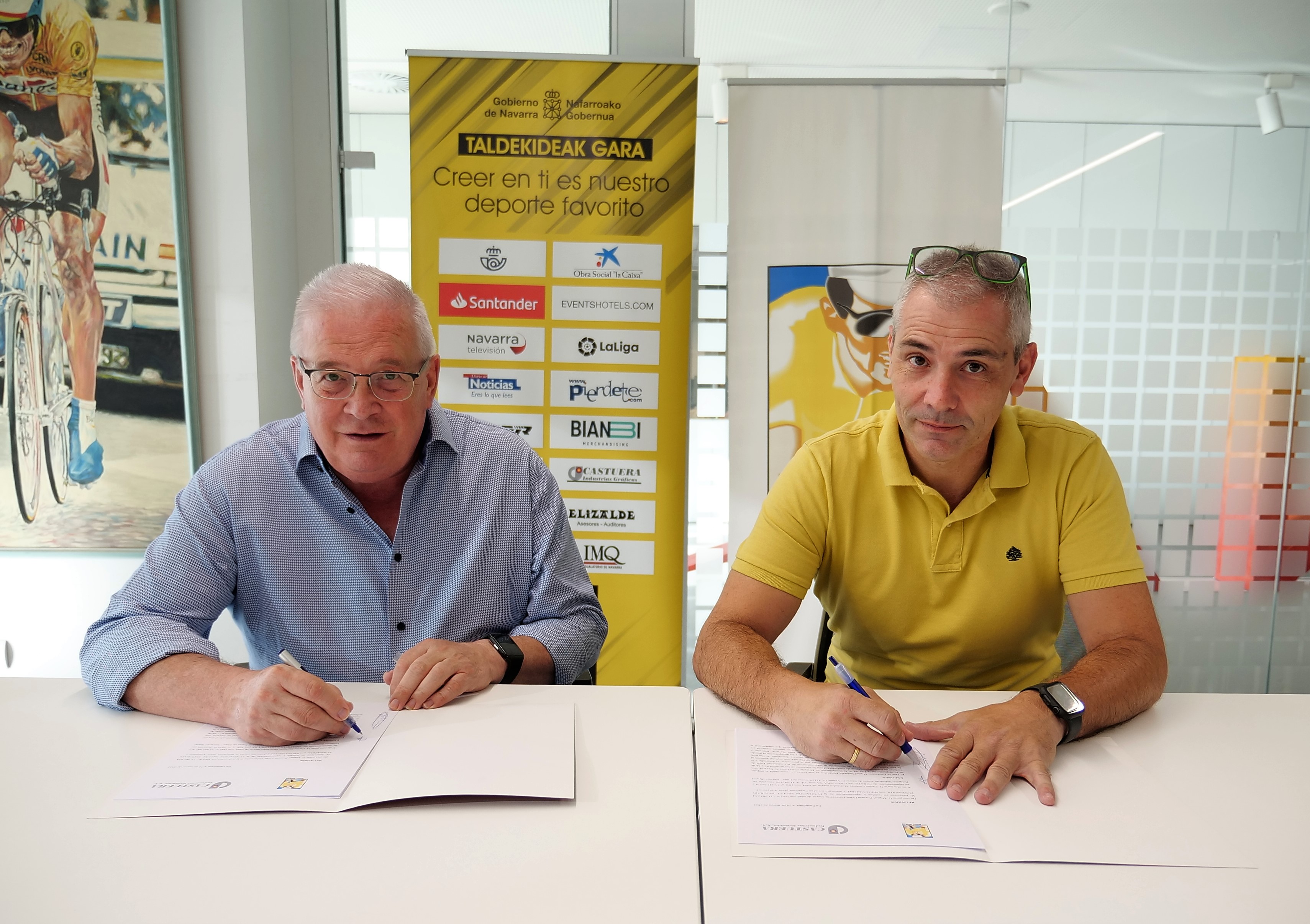 TRES FIRMAS DE CONTRATO: UNA DE PATROCINIO Y DOS DE PATROCINADOS